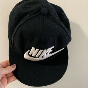 Nike kids snap back hat